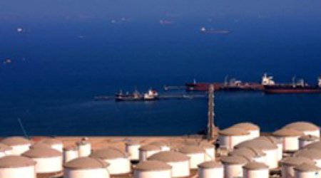 В Эмиратах пожар на крупнейшем нефтехранилище