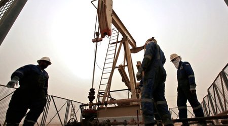 Крупнейший в мире экспортер сокращает добычу нефти