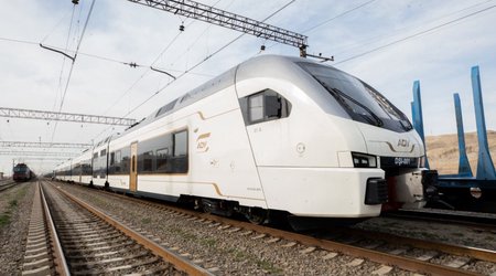 Sürət qatarına daş atan yeniyetmələr polisə çağırılıb