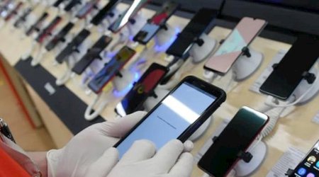Ölkəyə gətirilən smartfonlar 2 dəfədən çox bahalaşıb