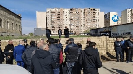 Abşeron Gənclər Şəhəriciyində sakinlər zirzəmilərin su basmasına etiraz edir - Video/Yenilənib
