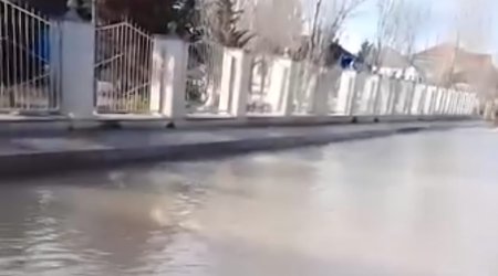 Heavy rains flood area around Baku school, parents call for urgent action