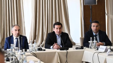 Hikmət Hacıyev Qəbələdə Azərbaycan və Ermənistan vətəndaş cəmiyyətlərinin nümayəndələri ilə görüşüb