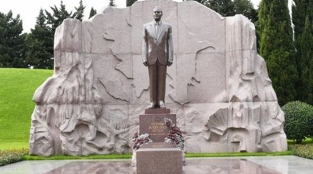 Latvian President pays tribute to National Leader Heydar Aliyev