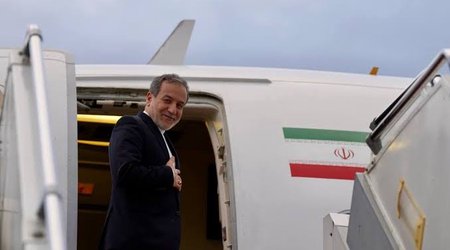 Tasnim: İranın xarici işlər naziri İslamabada qayıdıb