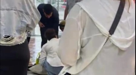 “AF Mall”un üzlüyü qoparaq qadının üstünə düşüb- VİDEO
