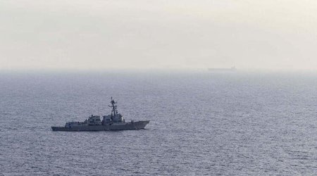 Иранские военные атаковали эсминец США в Оманском заливе