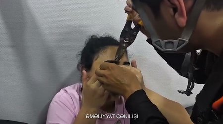 Göz qapağı geyiminin zəncirbəndinə ilişən qadına köməklik göstərilib - Video