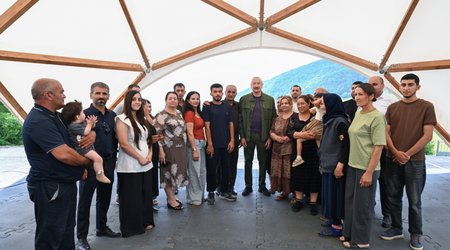 İlham Əliyev Şuşanın Kiçik Qaladərəsi kəndində görülən işlərlə tanış olub və kəndə qayıdan sakinlərlə görüşüb