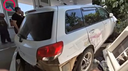 Salyanda "KamAZ"la toqquşan avtomobil yanacaqdoldurma məntəqəsinə çırpılıb