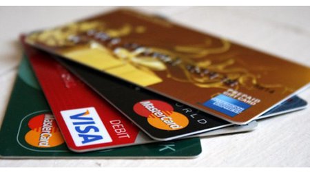 Объем безналичных платежей по картам приблизился к 10 млрд манатов в июне