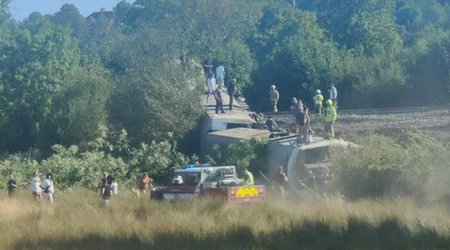 В Англии при сходе поезда с рельсов пострадали 11 человек