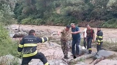 В Товузе спасли двух человек, застрявших в реке после схода селя