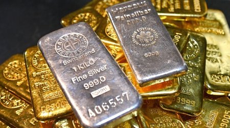 Qızılın qiyməti zəifləyən dollar fonunda ardıcıl üçüncü həftəni artımla başa vurur