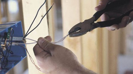 Qaradağda 45 yaşlı kişi elektrik cərəyanından ölüb