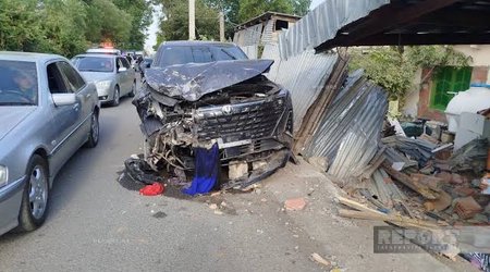 В Барде автомобиль врезался в жилой дом, пострадали три человека
