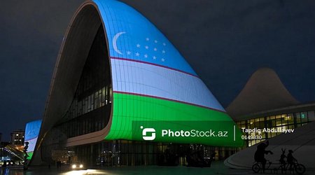 Здание Центра Гейдара Алиева в Баку подсвечено цветами флага Узбекистана