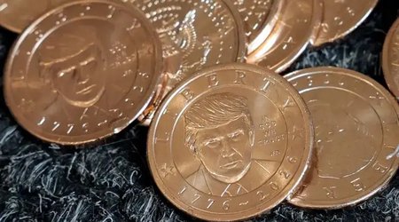 Trampın portreti əks olunan 1 dollarlıq xatirə sikkəsi satışa çıxarılıb