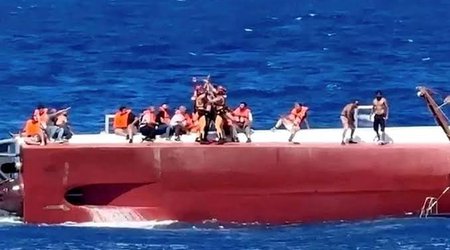 Число жертв крушения парома у побережья Северного Кипра возросло