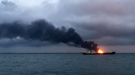 Çində yük gəmisində baş verən yanğında azı 20 nəfər ölüb