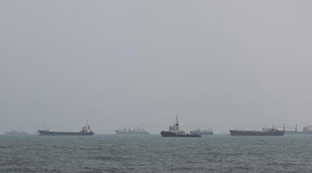 В Ормузском проливе в результате удара по иранскому гражданскому судну погиб человек