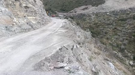 Xınalıq yolunda sürüşmə olub