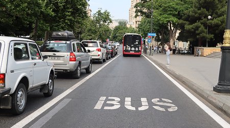 В Баку на еще двух улицах организуют автобусные полосы