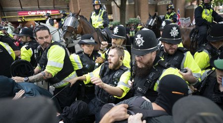 На юге Англии в ходе акции против мигрантов задержаны шесть человек
