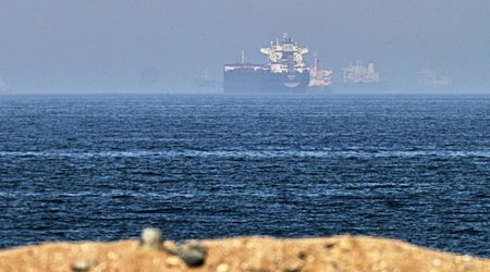 Грузовое судно подверглось удару в Ормузе, есть погибший