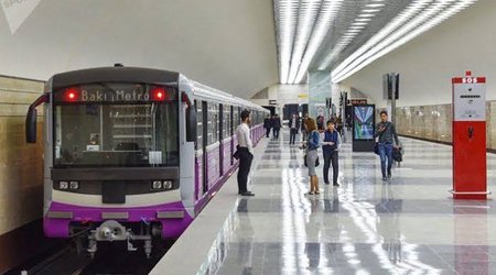 Metroda sərnişin qatar yoluna tullanıb