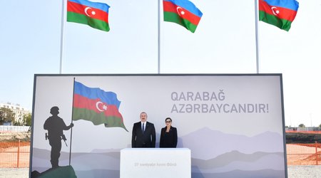 Ильхам Алиев и Мехрибан Алиева посетили Парк Победы в Баку в связи с Днем памяти