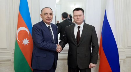 Kamran Əliyev Rusiyanın Ali Məhkəməsinin sədrinə yubiley medalı təqdim edib
