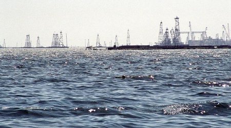Шторм на Каспии: Ветер до 30 м/с и волны до 5,5 метра