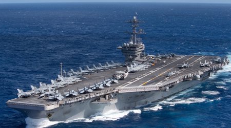 США перебрасывают на Ближний Восток авианосец и морпехов