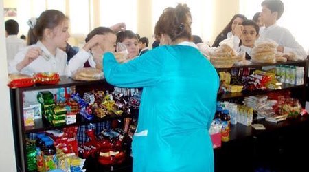 Sumqayıtda vaxtı keçmiş şirniyyatdan zəhərlənən şagirdlərin sayı 21-ə çatıb