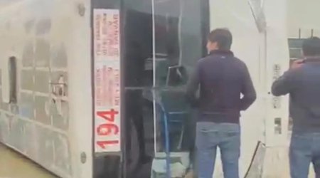 В Баку у ТЦ «Садарак» перевернулся пассажирский автобус: есть пострадавшие