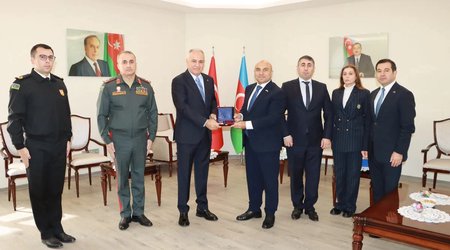 Türkiyəli generala Azərbaycanın hərbi əməkdaşlıq medalı təqdim olunub