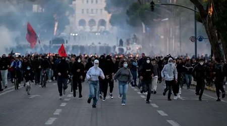 Albaniyada etirazlar davam edir, Rama istefa verməkdən imtina edir