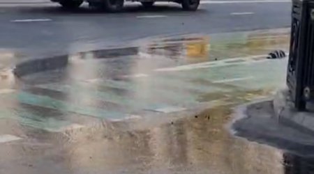 Süleyman Rəhimov küçəsində yolu su basıb - Video/Açıqlama
