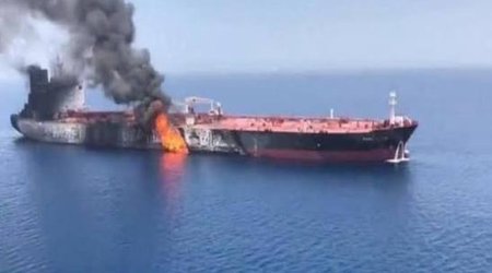 КСИР: В Ормузском проливе загорелся нефтяной танкер