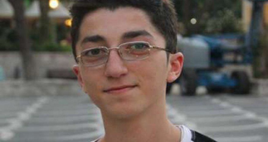 Gənc jurnalisti iş başında döydülər Gənc jurnalisti iş başında döydülər