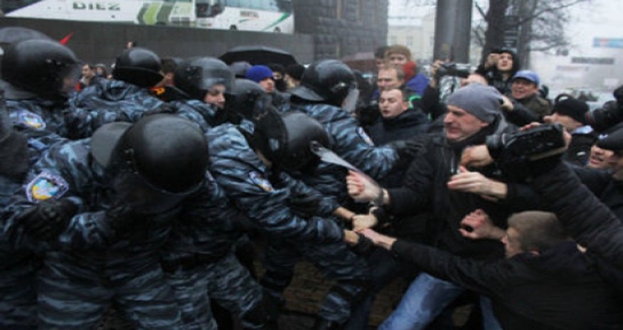 В Киеве начались столкновения между "Беркутом" и активистами В Киеве начались столкновения между "Беркутом" и активистами