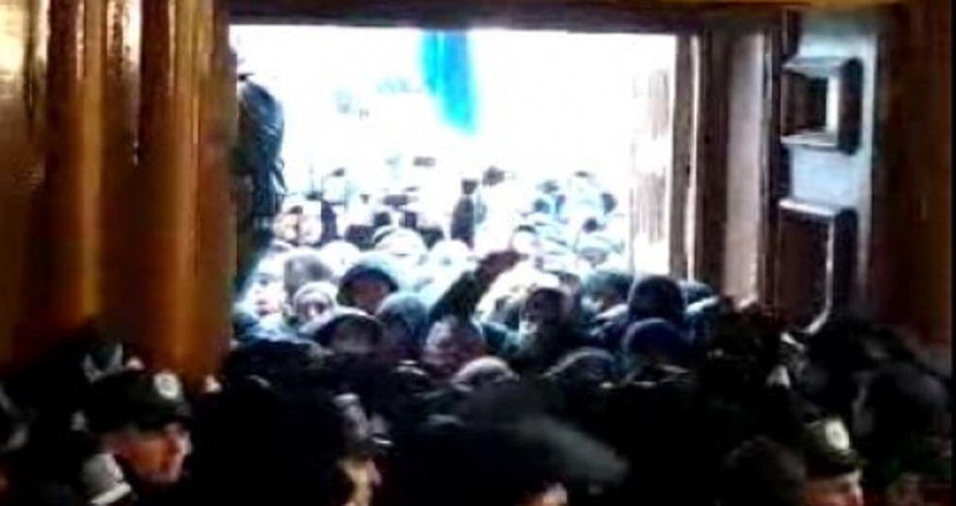 Оппозиция захватила здание мэрии КиеваВИДЕО Оппозиция захватила здание мэрии КиеваВИДЕО