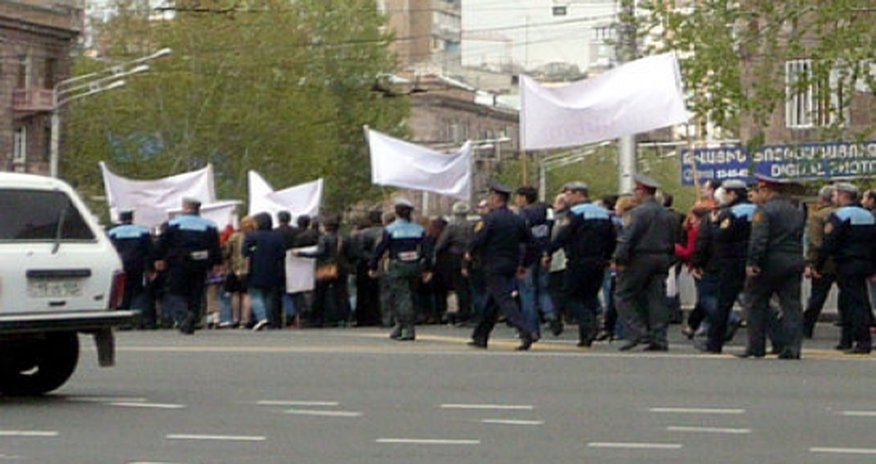 В Ереване началась потасовка между полицией и протестующими В Ереване началась потасовка между полицией и протестующими