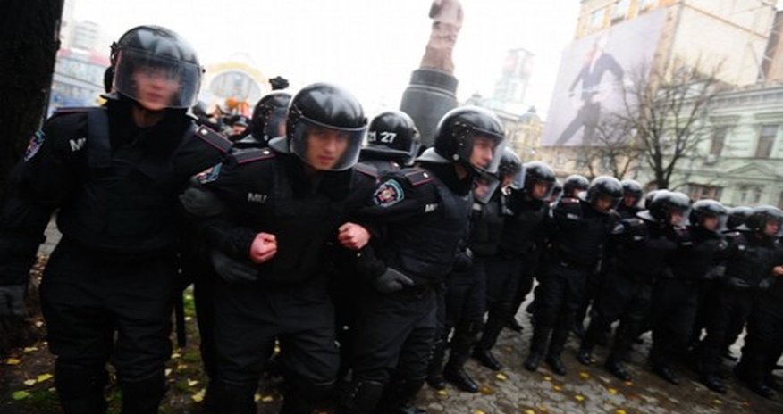 В Киеве снесли памятник ЛенинуВИДЕО В Киеве снесли памятник ЛенинуВИДЕО