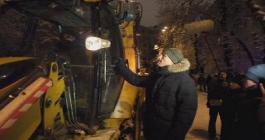 Кличко остановил трактор, пытающийся снести баррикады -ВИДЕО Кличко остановил трактор, пытающийся снести баррикады -ВИДЕО
