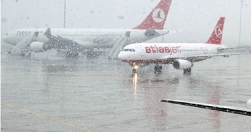 Qar İstanbul nəqliyyatını iflic etdi Qar İstanbul nəqliyyatını iflic etdi