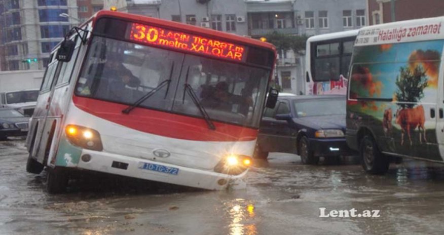 Bakıda 3 avtobus batdı: hərəkət iflic oldu Bakıda 3 avtobus batdı: hərəkət iflic oldu