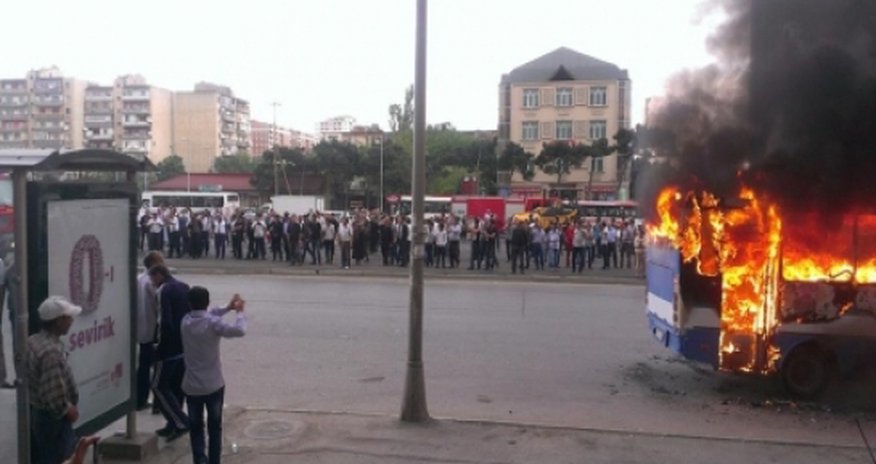 Avtobus sürücüləri qayda-qanunu niyə veclərinə almır? - AÇIQLAMA Avtobus sürücüləri qayda-qanunu niyə veclərinə almır? - AÇIQLAMA
