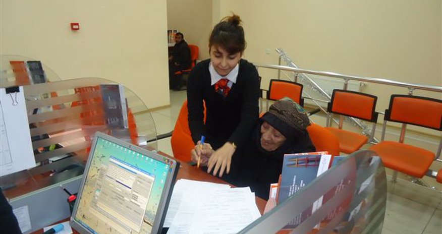 113 yaşlı Unibank müştərisi - FOTO 113 yaşlı Unibank müştərisi - FOTO